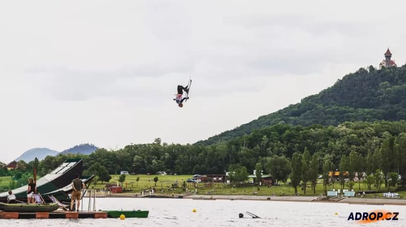 Lekce freestyle lyžování se skoky do vody